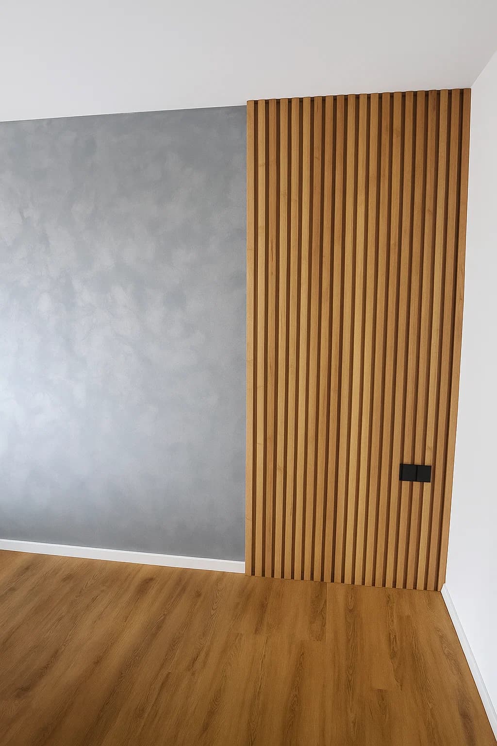 Šedá stěrka v obývacím pokoji vedle dřevěného sloupu