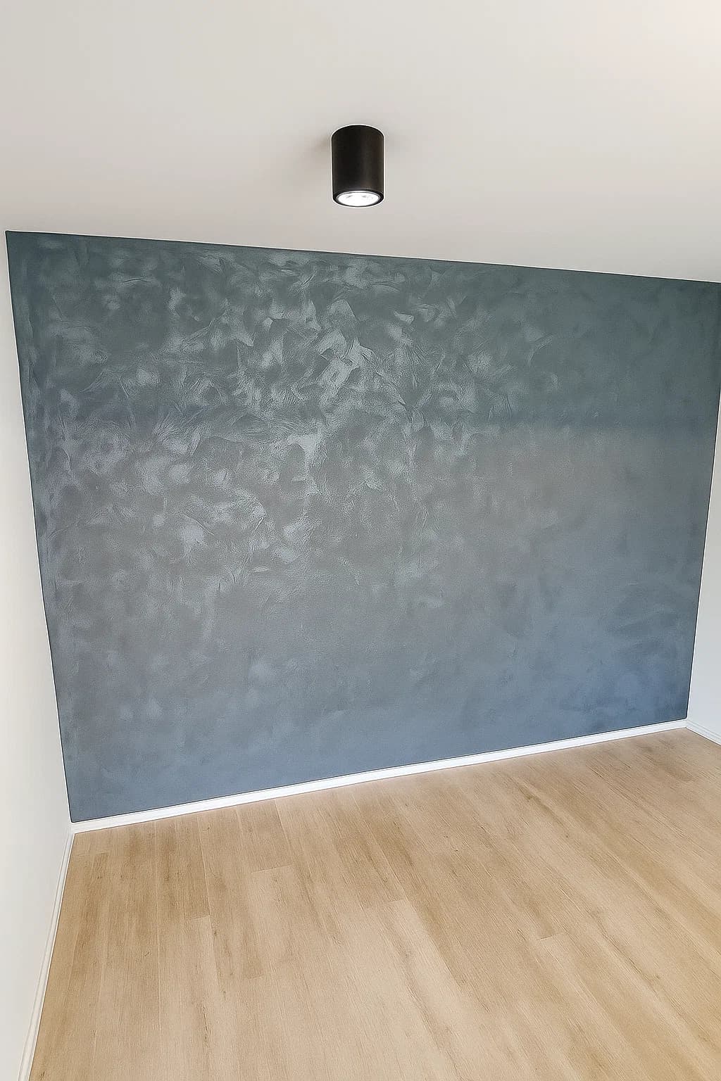 Šedá stěrka v obývacím pokoji