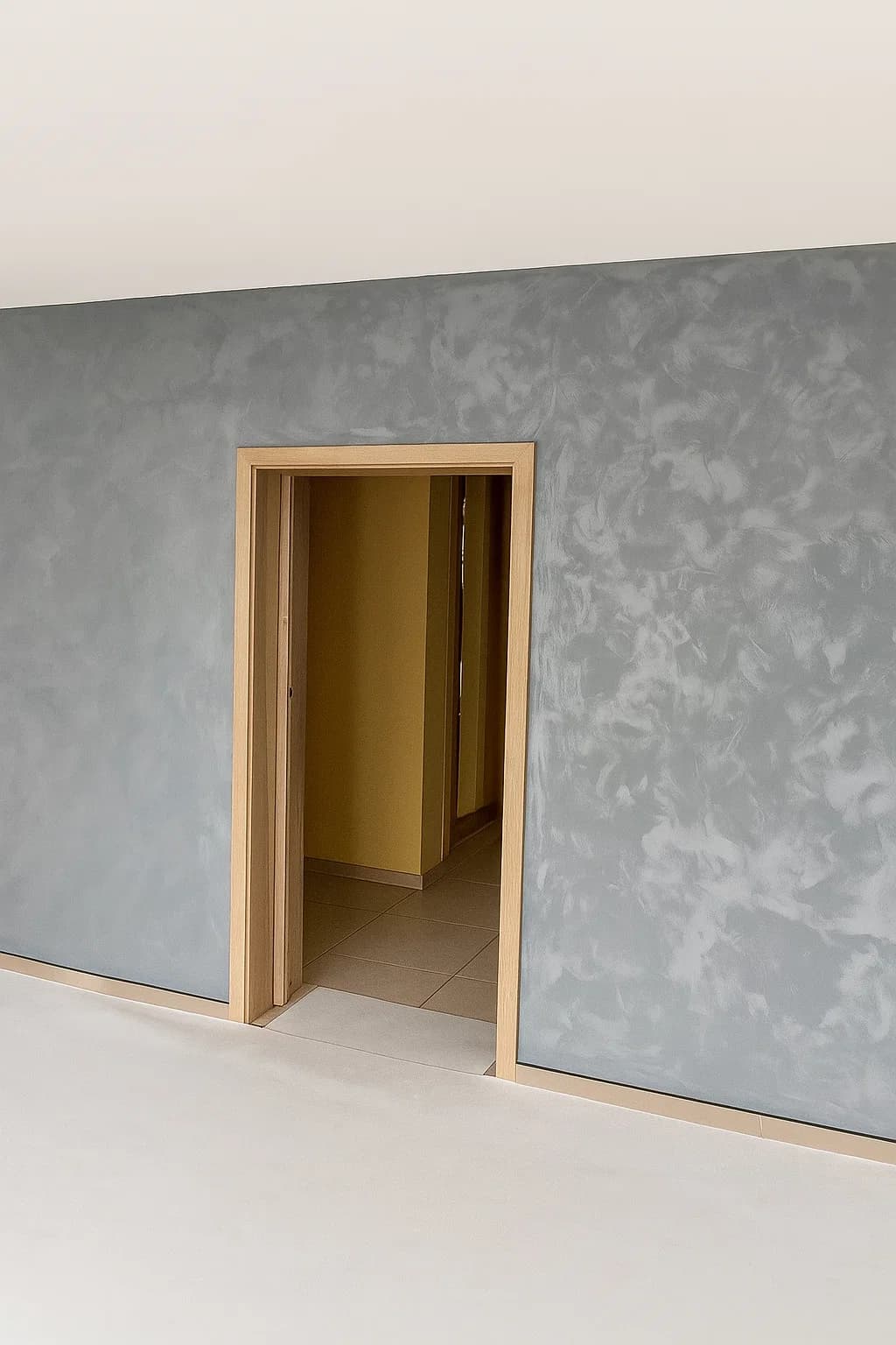 Šedá stěrka v obývacím pokoji