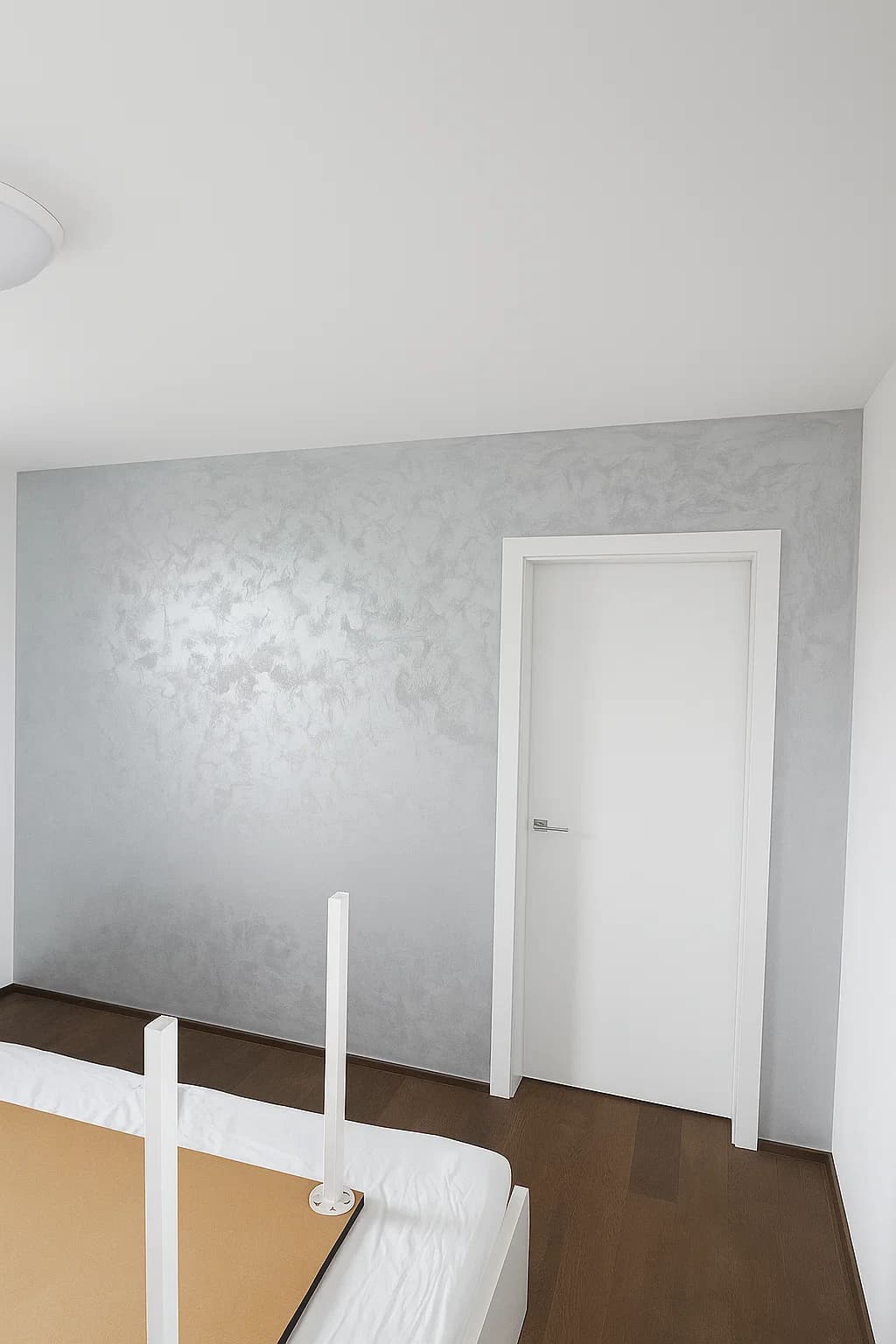 Šedá dekorativní stěrka Luxury u jídelního stolu