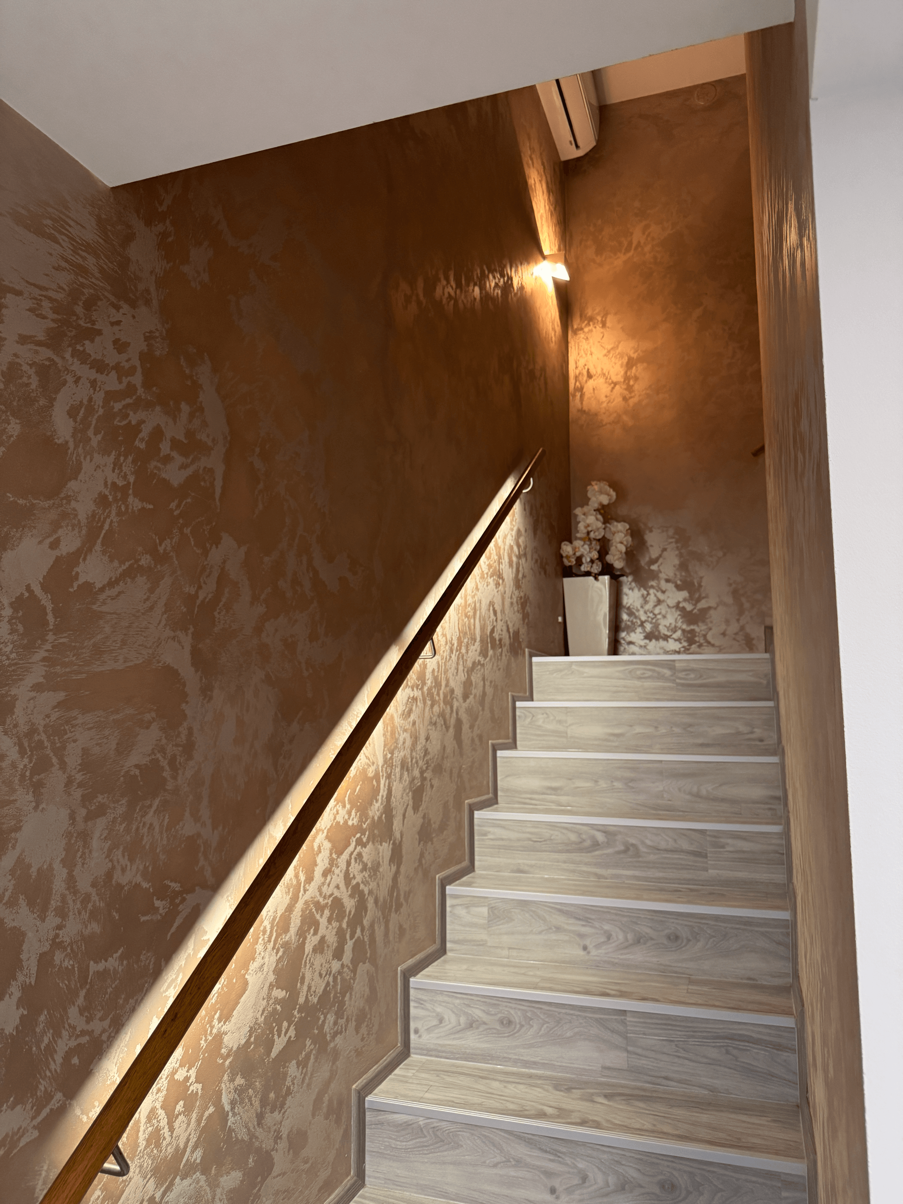 Stěrka oranžova použítá na schodech