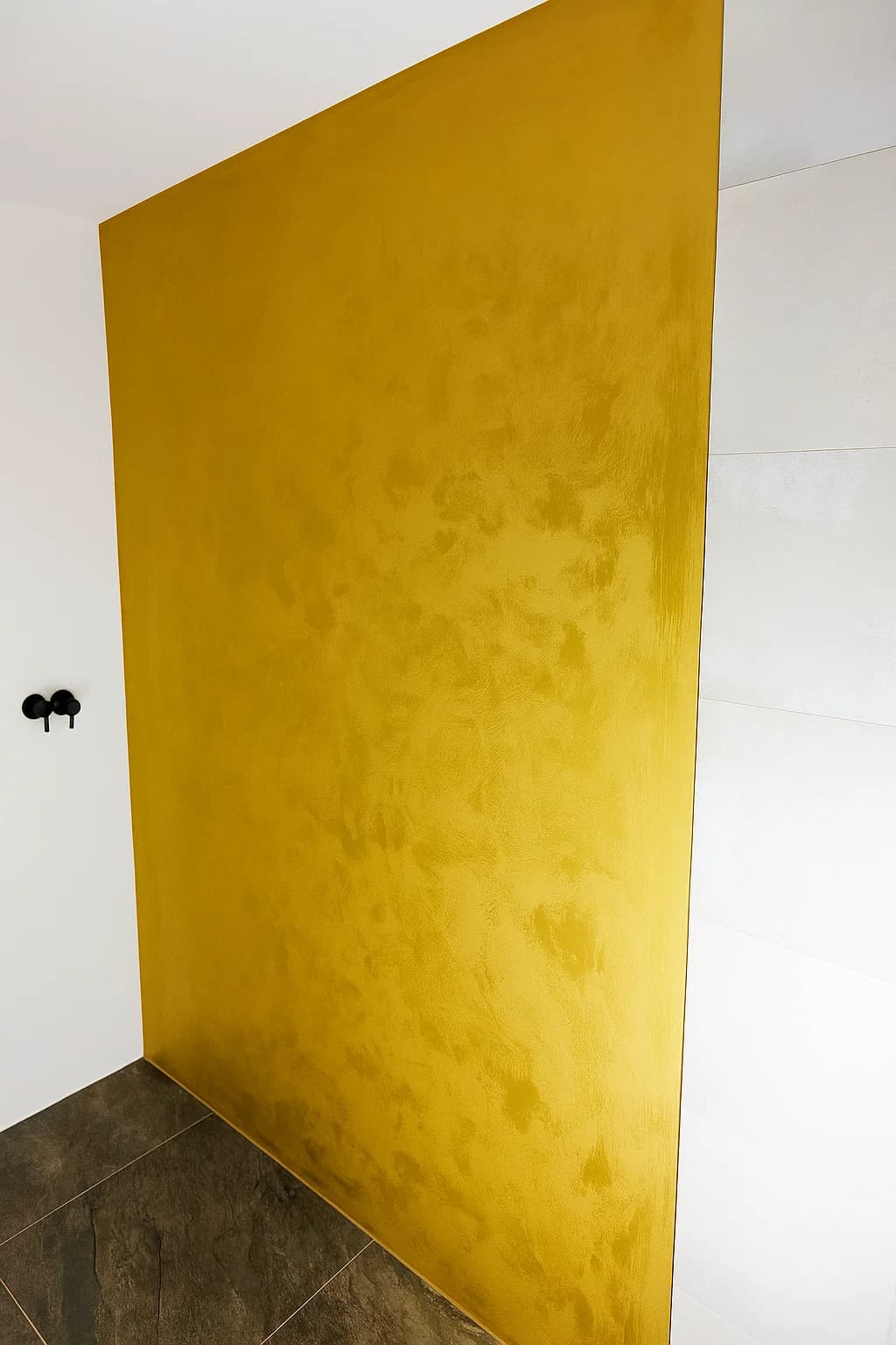 Zlatá dekorativní stěrka – akcentní efekt