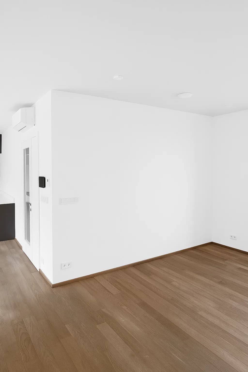 Bílá prázdná místnost